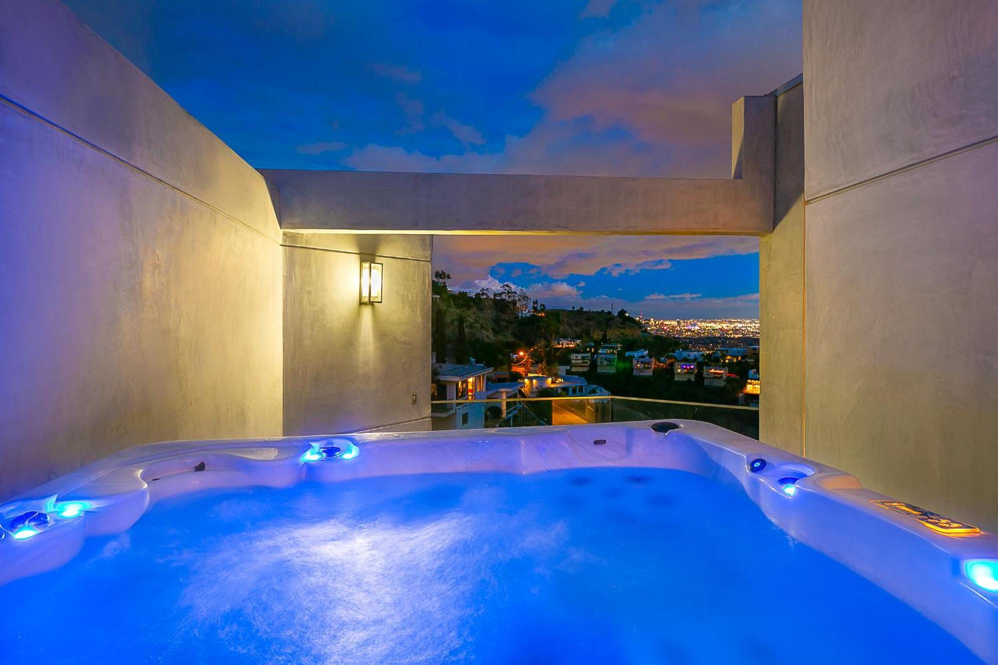 Hollywood Hills Modern Sanctuary-jaw Dropping View Villa