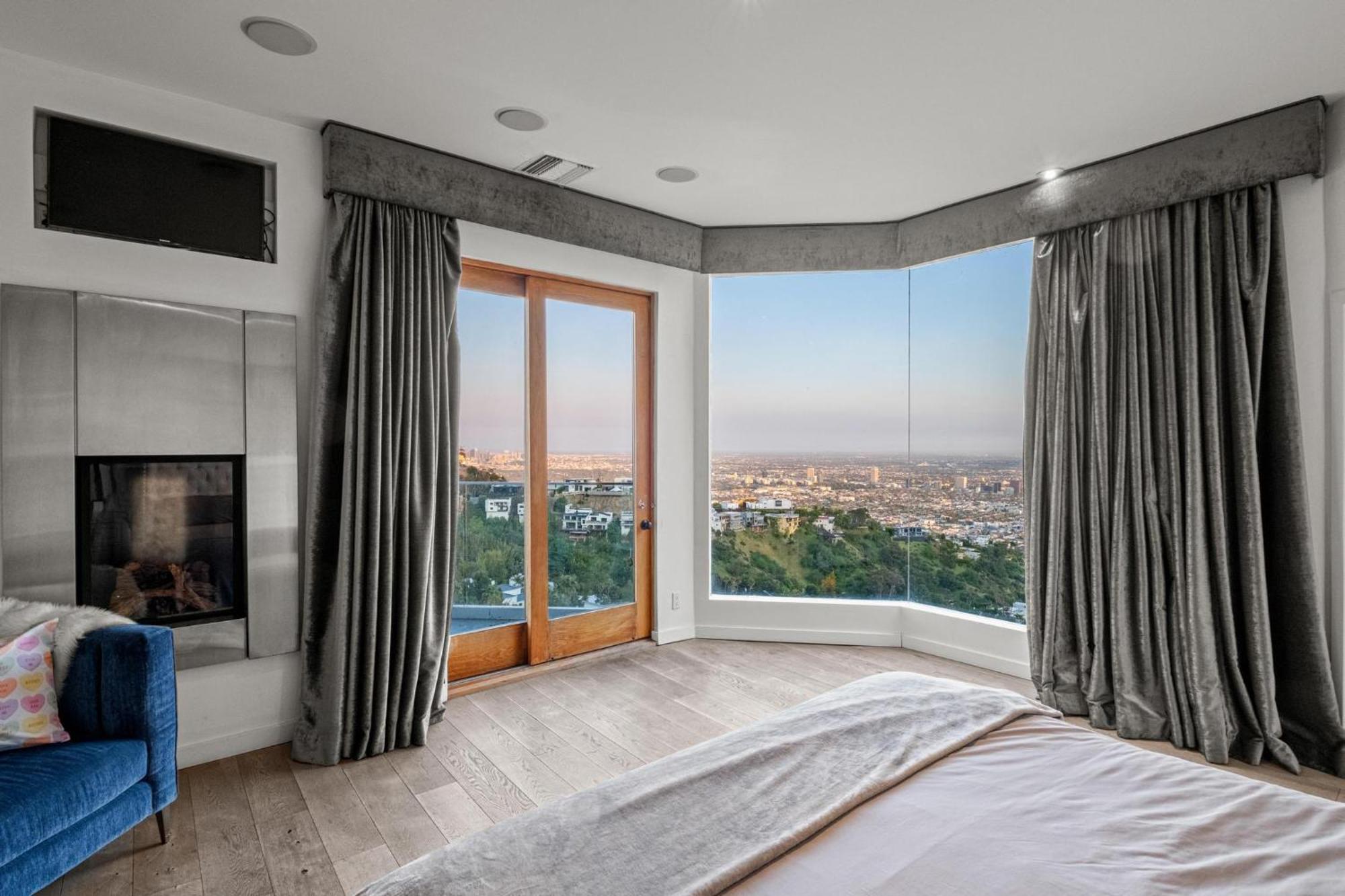 Hollywood Hills Modern Sanctuary-jaw Dropping View