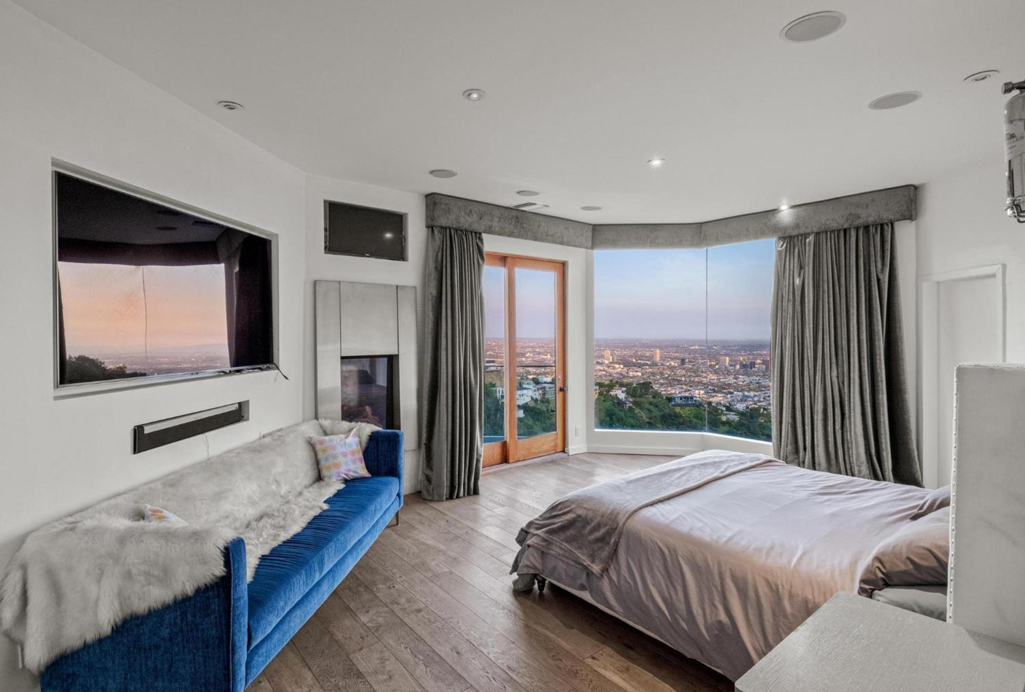 Hollywood Hills Modern Sanctuary-jaw Dropping View Villa